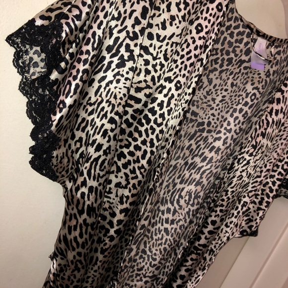 SOLD- Robe/Gown/Cover Up - Picture 2 of 3